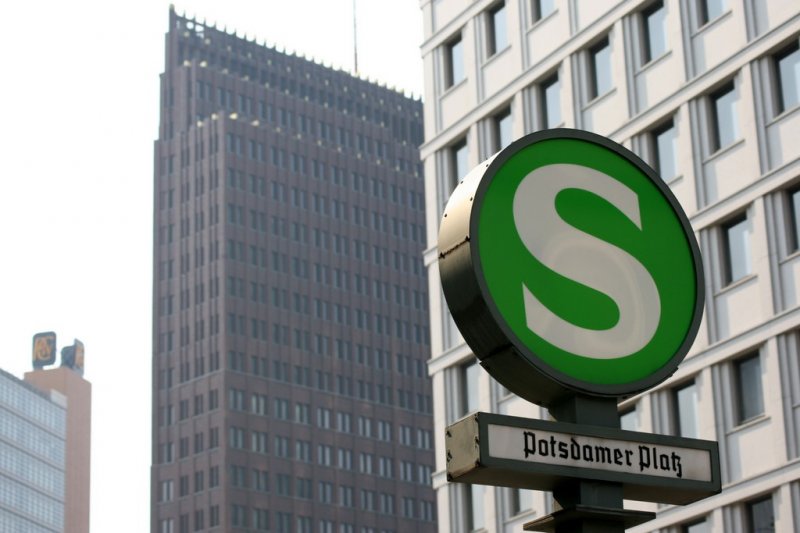 Im Zeichen des S: S-Bahnhof Potsdamer Platz. Im Hintergrund der Kolhoff Tower und das Ritz Hotel.