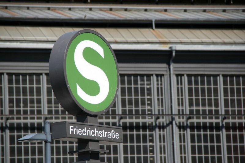 Im Zeichen des S: S-Bahnhof Friedrichstrasse. Im Hintergrund ein der Glas-Stahlbau des Bahnhofes.