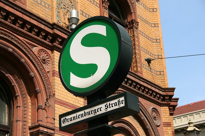 Im Zeichen des S: S-Bahnhof Oranienburger Strasse: Im Hintergrund das alte und sehenswerte Postfuhramt.