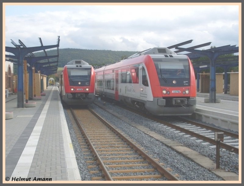 Im Zeitraum vom 03.10. bis 15.10.2008 fanden auf dem Sdabschnitt der Odenwaldbahn Bauarbeiten zur Inbetriebnahme des elektronischen Stellwerks in Wiebelsbach statt. Damit verschwanden auch auf diesem Abschnitt die fr die Odenwaldbahn bisher so charakteristischen Formsignale. Die Zge endeten in Wiebelsbach, von dort fuhr Schienenersatzverkehr nach Erbach. Auf dieser Aufnahme vom 03.10.2008 begegneten sich VT 117 und VT 119 im Bahnhof Wiebelsbach, an dem deutlich erkennbar auch gearbeitet wurde. 