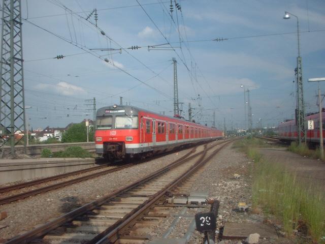 Im Zielkasten leuchtet das Schild  lila , d.h. 420 176 ist als S3 Richtung Olching unterwges.