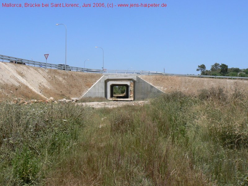 Im Zuge des Neubaus der Umgehungsstrae von Sant Llorenc de Cardasar (C-715) wurden zwei Brcken neu errichtet. Die hier abgebildete befindet sich aus Richtung Manacor kommend unter dem Kreisverkehr. Der Bau ist 2002/2003 erfolgt. Allerdings sind auch hier noch keine Gleise in Sicht. Foto: Juni 2006
