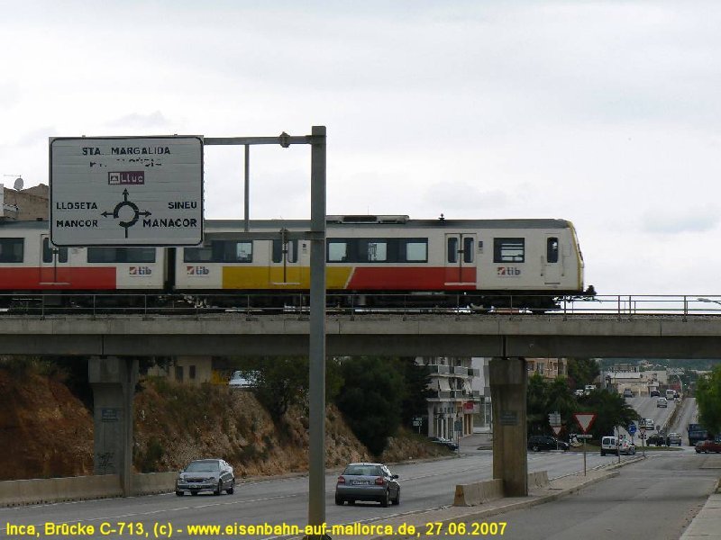 Im Zuge der Wiedererffnung der Bahn von Inca nach Sa Pobla wurde diese Brcke ber die C-713 in Inca neu errichtet. Hier mit Zug nach Manacor am 27.06.2007