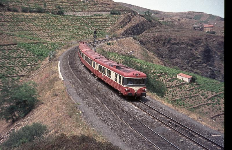 Immer am Mittelmeer entlang in Richtung Cerbere fhrt der Triebwagen X 4500 seinem Ziel dem Spanischem Grenzbahnhof Cerbere entgegen.