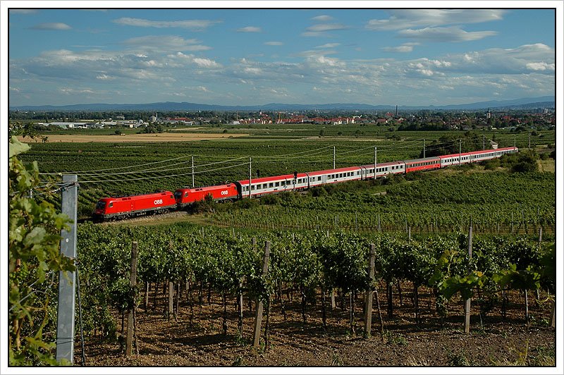 Immer andere Bespannung lassen sich beim OEC 558  Joseph Ressel  von Graz nach Wien sichten. am 7.7.07 war vor dem Zug ein 1116er Tandem. Planbespannung bei diesem Zug ist eine 1116. Die Aufnahme entstand zw. Pfaffsttten und Gumpoldskirchen.