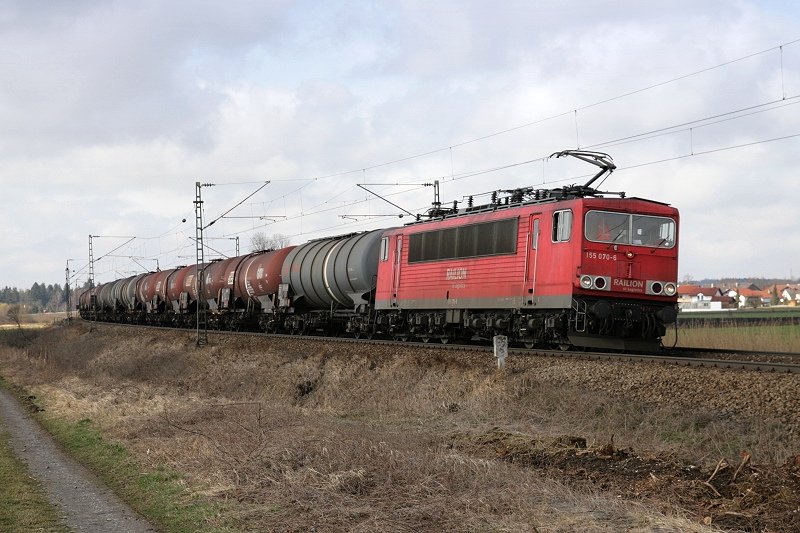 Immer hufiger ist die Baureihe 155 rund um Mnchen zu sehen. So auch heute 155 070-6 mit einem Kesselzug bei Hattenhofen in Richtung Feldkirchen. (15.03.08)

