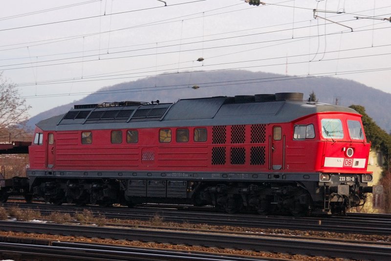 Immer noch ein imposanter Anblick: 233 151-0 mit ihren 1900 KW, mit leerem Autotransportwagenzug am Haken, in Treuchtlingen Fahrtrichtung Ingolstadt. (28.11.2008).