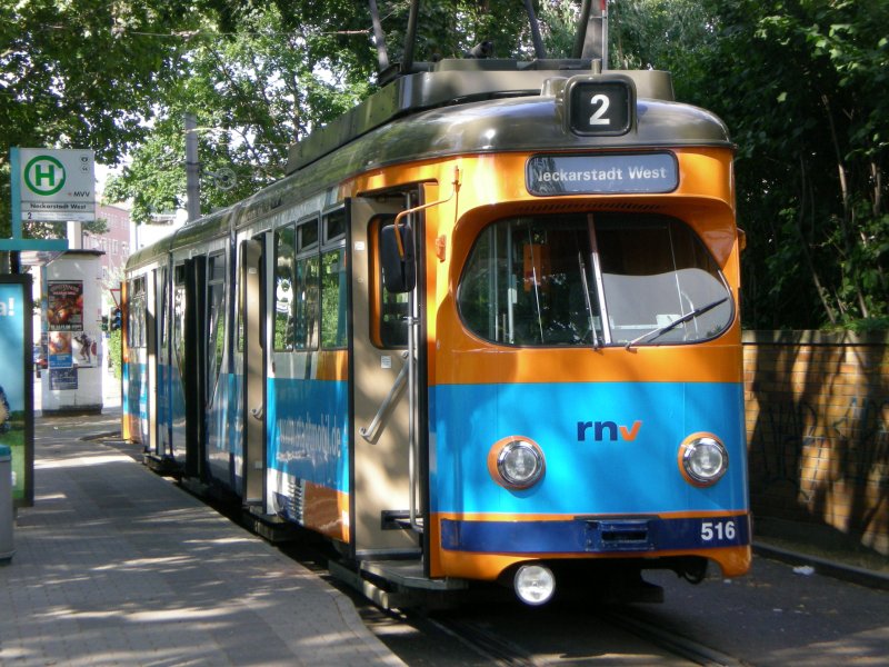 Immer noch im Einsatz sind einige der Triebwagen von Duewag in Mannheim. Hier der Wagen 516 der MVV Verkehrs AG, der sogar noch in den neuen Farben der RNV lackiert wurde. Ob einem das Design gefllt oder nicht kann jeder fr sich selbst entscheiden. Fotografiert an der Endstelle  Neckarstadt West  der Linie 2, die, abgesehen von einigen Verstrkerfahrten oder den Express-Zgen ab Rheinau mittlerweile die einzige Strecke ist, auf der diese Zge noch eingesetzt werden. 30.06.2008 / 17:27 Uhr. 