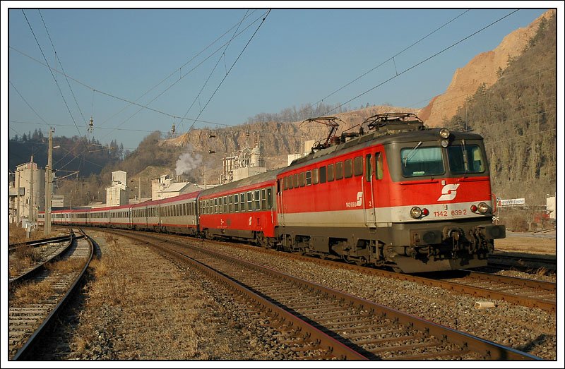 Immer wieder auf den OEC's 557/558 anzutreffen - die Reihe 1142. Hier 1142 639 mit dem OEC 557  TelefonSeelsorge Ruf 142  von Wien nach Graz bei der Durchfahrt in Peggau-Deutschfeistritz. 