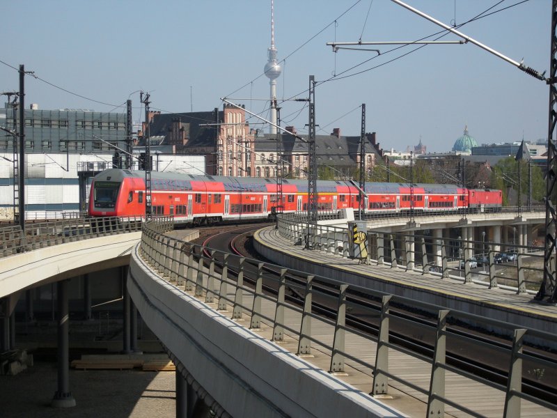Immer wieder ein Foto wert: der Zugverkehr zwischen Berlin Friedrichstrae und Hbf.Aufgenommen am 12.April 2009 vom Berliner Hbf in Richtung Zentrum.