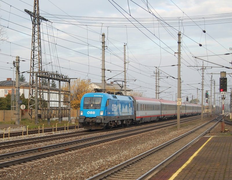 Immer wieder ein Hingucker ist auch nach mehr als 4 Jahren
die 1016 023. Am 08.11.2008 ist sie mit dem IC 642 in
Marchtrenk durchgefahren.
