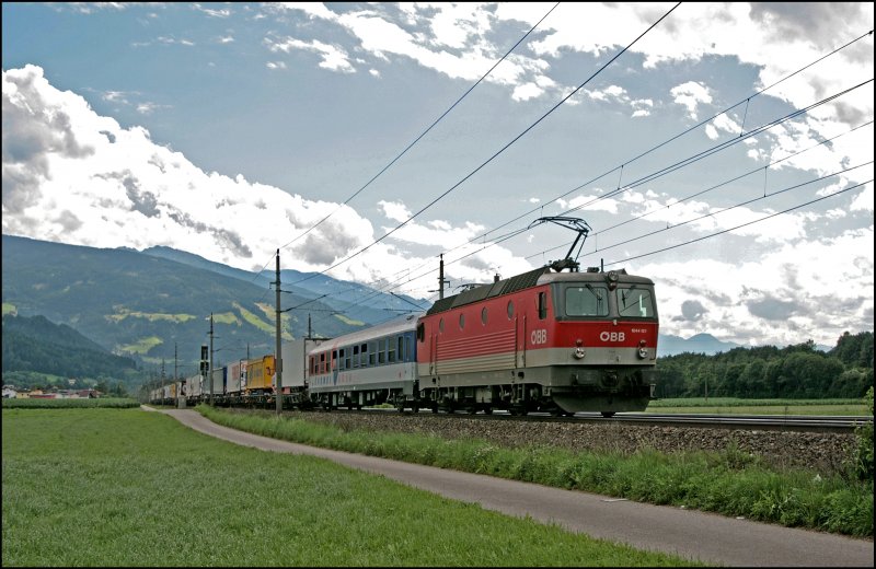 Immer wieder schn anzusehen sind die Rola´s im Inntal: Die Bludenzer 1044 121 (9181 1044 121-2) ist mit einer RoLa auf dem Rckweg nach Wrgl. Hinter der Lok ist rollt ein neuer Liegewagen der kombi mit.  (08.07.2008)
