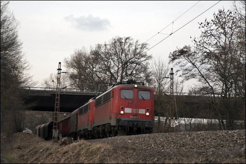 Immer wieder schn anzusehen sind Doppelbespannungen mit den 140er: 140 825 und 140 806 bespannen am 13.03.2009 den 52289, Hagen-Vorhalle Rbf - Kreuztal Gbf. Soeben haben sie die A46 bei Hohenlimburg unterquert. 
