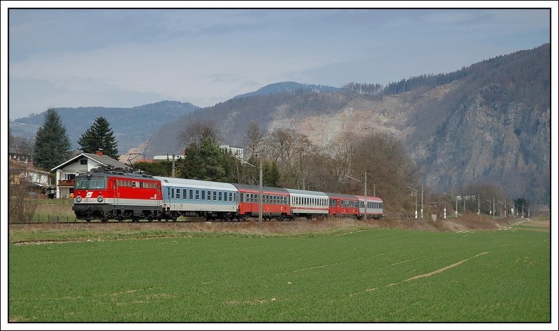 Immer wieder schn die BR 1142 im Fernverkehr anzutreffen. 1142 694 bespannte am 21.3.2008 den IC 513  Ferdinand Raimund  von Salzburg nach Graz. Aufnahmen entstand wieder kurz vor Stbing. Diesen Zug habe ich schon in bunterer Zusammenstellung gesehen. Manchmal besteht er aus rein deutschen Waggons, die angemietet wurden, um im Fernverkehr nicht CityShuttlewaggons einsetzen zu mssen. Dies war eine ehemalige 4010er Leistung.