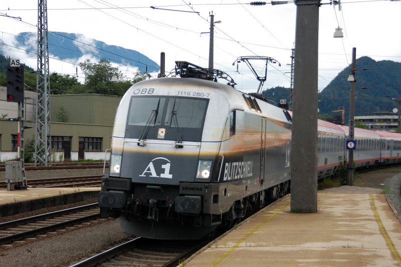 Immer wieder steht man mit offenem Mund da, wenn ein Taurus mit hoher Geschwindigkeit in einen Bahnhof einfhrt und dann eine  Zielbremsung  hinlegt. Hier nochmal der  Mobilfunk-Ochs  1116 280-7 in Kufstein in Tirol mit BB-IC nach Salzburg.