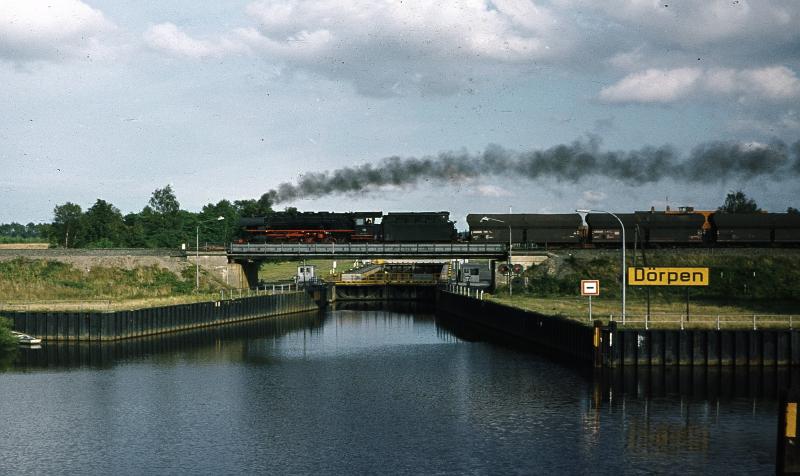 Immer wieder wurde dieser Standpunkt von Eisenbahnfreunden aufgesucht um eine perfekte Spiegelung eines fahrenden Zuges zu ermglichen. Aber meistens sorgte der unablssige Wind im Emsland fr Enttuschung, so das eine 043 oder 012 bei der berfahrt ber den Kstenkanal nur als Schattenriss zu erfassen waren.(Sommer 72) 