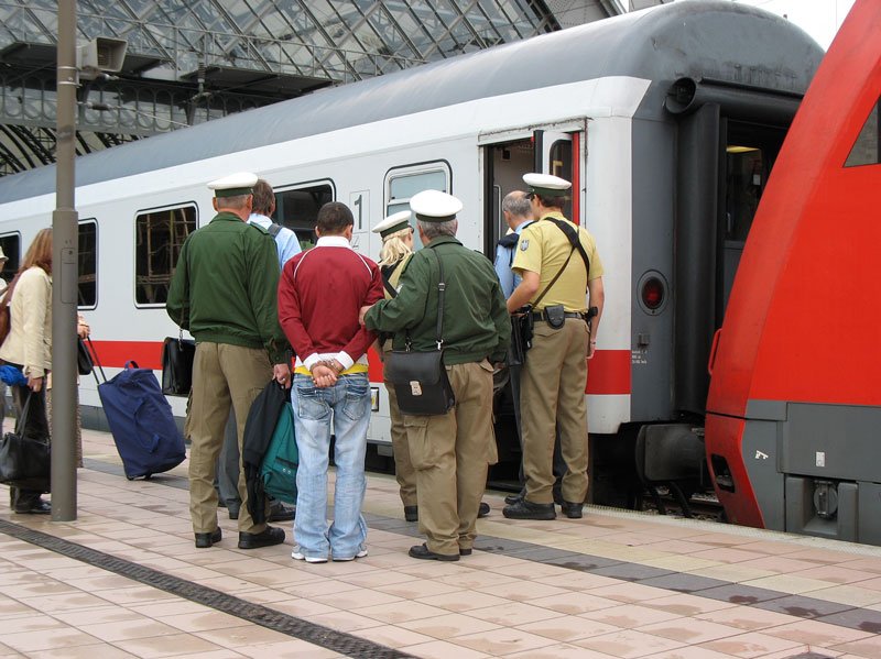 Immerhin kommt dieser junge Mann bei seiner unfreiwilligen Rckreise nach Tschechien in den Genuss der Obhut deutscher und tschechischer Beamte sowie einer Reise erster Klasse im EuroCity 177 Berlin - Praha (Prag). Ab 21.12.2007 (Beitritt Tschechiens zum Schengen-Raum) drfte dieses Scenario nicht mehr zu erleben sein (siehe auch Bild ID 152124; Dresden Hbf, 30.08.2006
