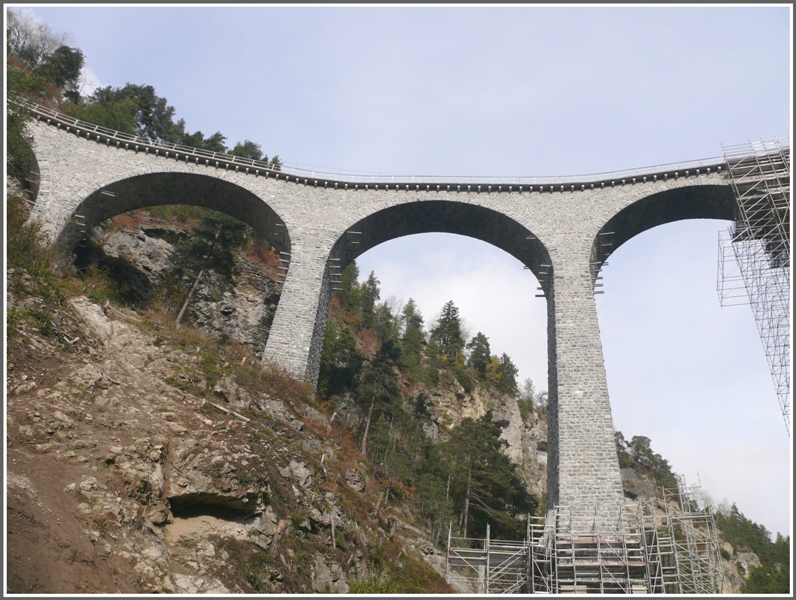 Imposant sieht das Landwasserviadukt auch vom Grund des tiefeingeschnittenen Tales aus. (24.10.2009)
