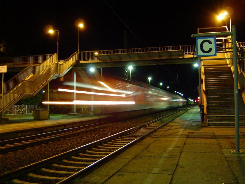Imposante Langzeitbelichtung der BR 143 254, welche hier gerade mit ihrem RE3 in den Greifswalder Hbf einfhrt. (6.10.03)