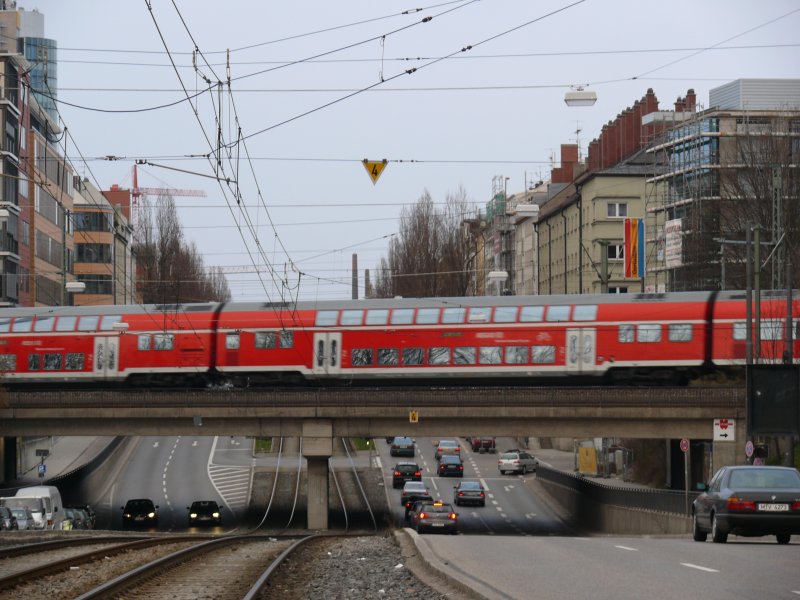 Impression am Mnchen-Salzburg Express! Aufgenommen an der Tram Station  Am Lokschuppen  , 5.4.2009