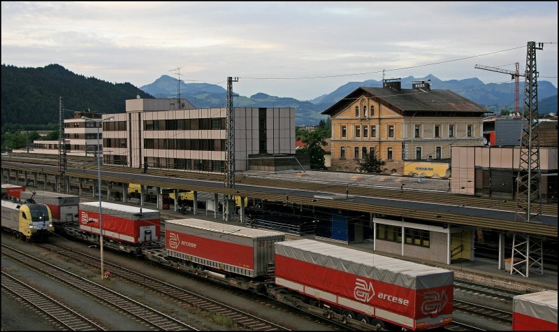 Impression von Arcese am Abend des 09.07.2008 in Kufstein.
Arcese Trasporti mit Sitz in Arco (Provinz Trentino-Sdtirol) ist einer der grssten Spediteure Italiens. Das 1966 mit einem Lkw gegrndete Unternehmen, damals noch unter Adige Trasporti firmierend, besitzt heute ber 1600 Auflieger und ber 1200 Zugmaschinen. Arcese setzt schon lange auf die Schiene und ist der grte Kunde der HUPAC-Leistung Genk(Belgien)-Verona.