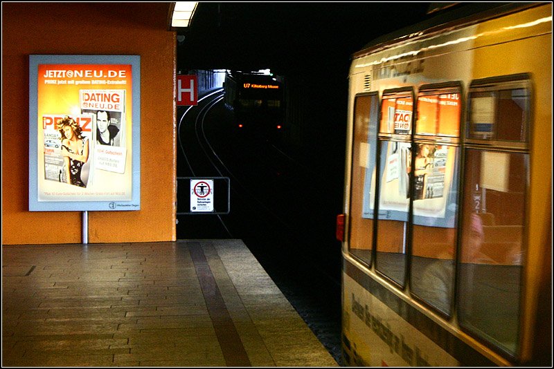 Impression aus dem Stuttgart Untergrund - 

Begegnung eines GT4-Straßenbahnwagens mit einem modernen Stadtbahnzug im Tunnel an der Haltestelle Türlenstraße (Bürgerhospital). 

12.02.2006 (M)