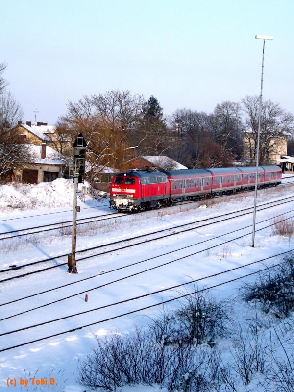 Impression aus dem vergangenem Winter: 218 zieht einen Regionmalexpress, bestehend aus vier Buntlingen, aus dem Bahnhof  Kaufering  Richtung Buchloe.