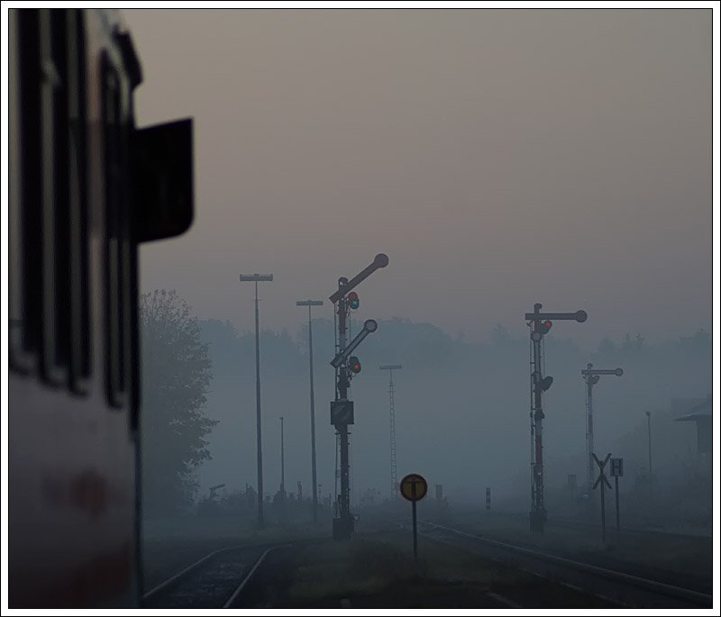 Impression aus Tling, am Morgen des 18.10.2008 aufgenommen. Der Triebwagen neben mir ist gerade auf dem Weg nach Burghausen.