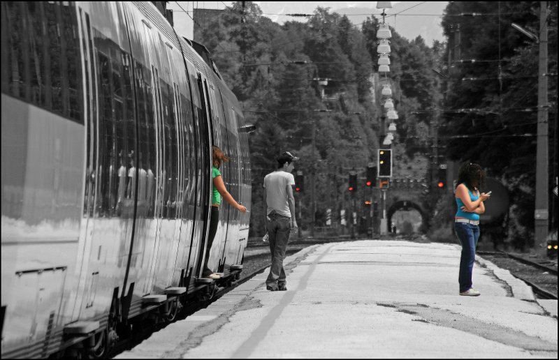 Impression in Brixlegg: Whrend der R 5114 auf grn wartet, rauchen sich die Jugendlichen eine Zigarette in der Mittagssonne. (05.07.2008)
