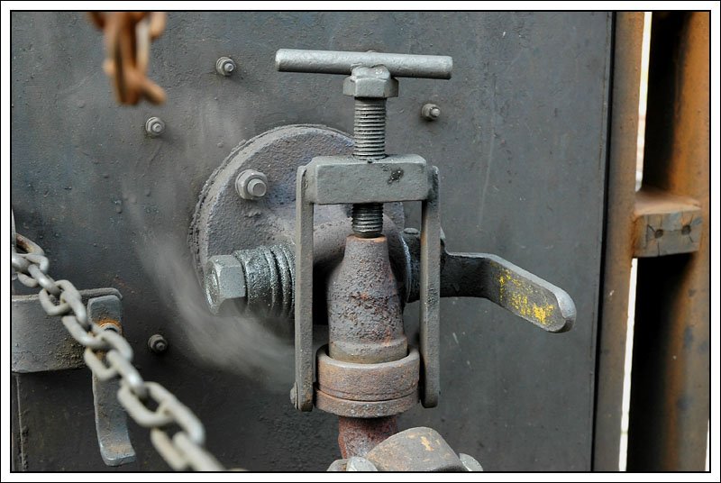Impression der Dampfleitung eines HSB-Waggons, die ich bei unserer Bergfahrt auf den Brocken am 10.10.2007 aufgenommen habe. Der Effekt mit dem kleine Dampfwlkchen kam durch die Verschlusszeit von 1/25 zustande.