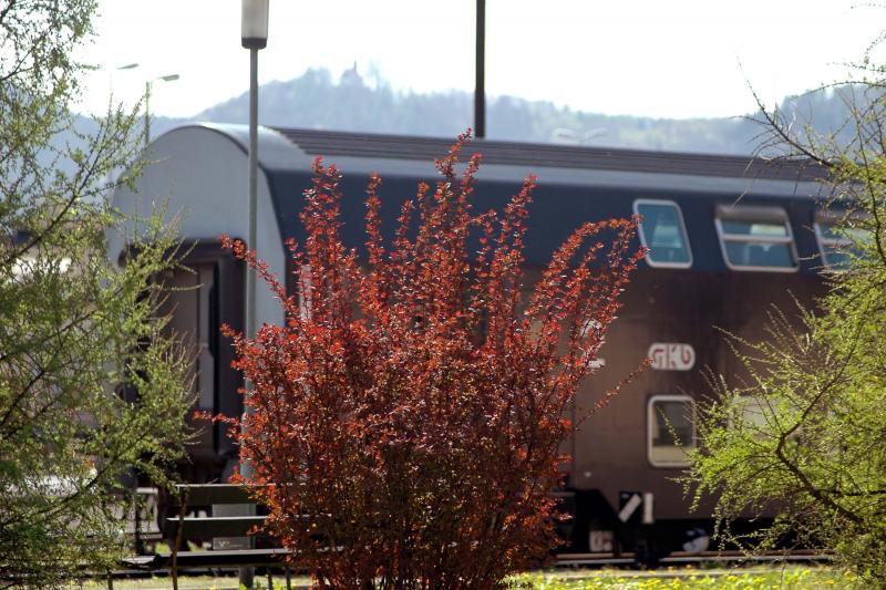 Impression vom Graz-Kflacher Bahnhof vom 22.4.2005 - im Hintergrund ein Doppelstockwaggon der GKB
