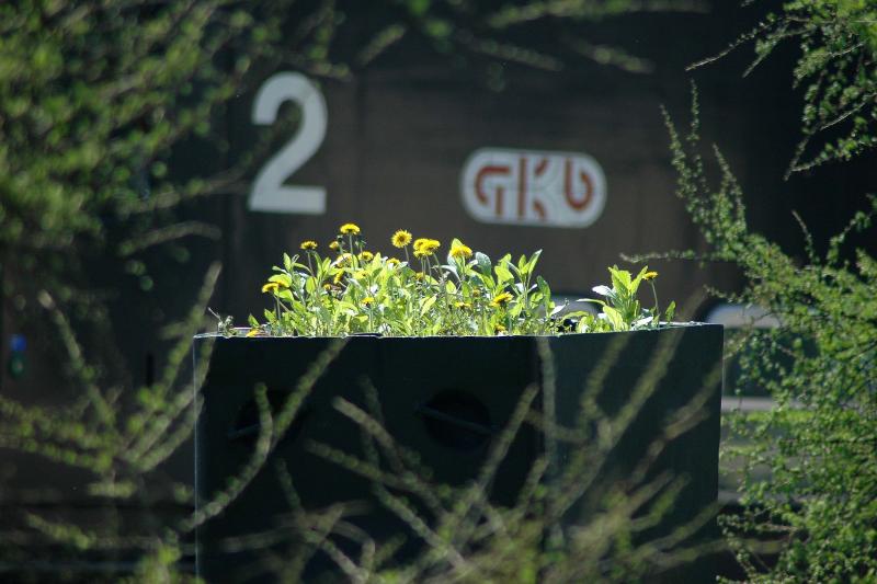 Impression vom Graz-Kflacher Bahnhof vom 22.4.2005 - im Vordergrund ein alter Grubenhunt - im Hintergrund ein Doppelstockwaggon der GKB