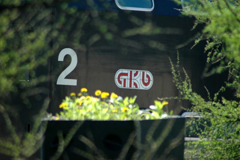 Impression vom Graz-Kflacher Bahnhof vom 22.4.2005 - im Vordergrund ein alter Grubenhunt - im Hintergrund ein Doppelstockwaggon der GKB