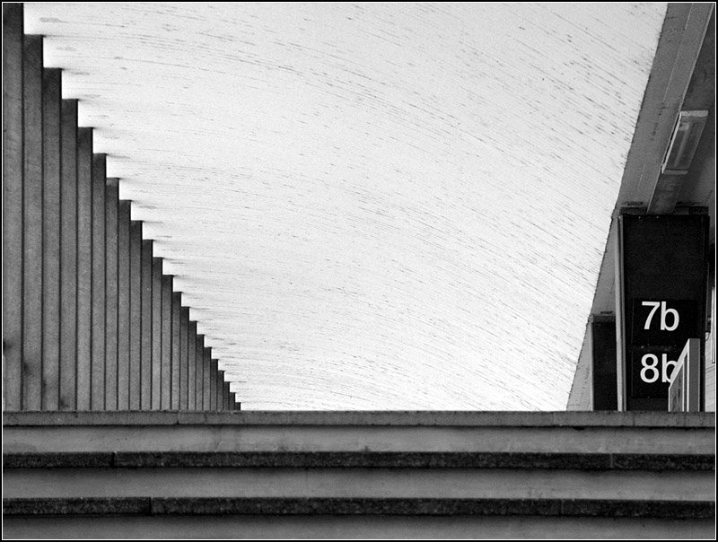 Impression Hauptbahnhof Heidelberg - 

Blick von der Bahnsteigtreppe hinauf in die Halle der Bahnsteigbrücke. 

23.04.2009 (M)