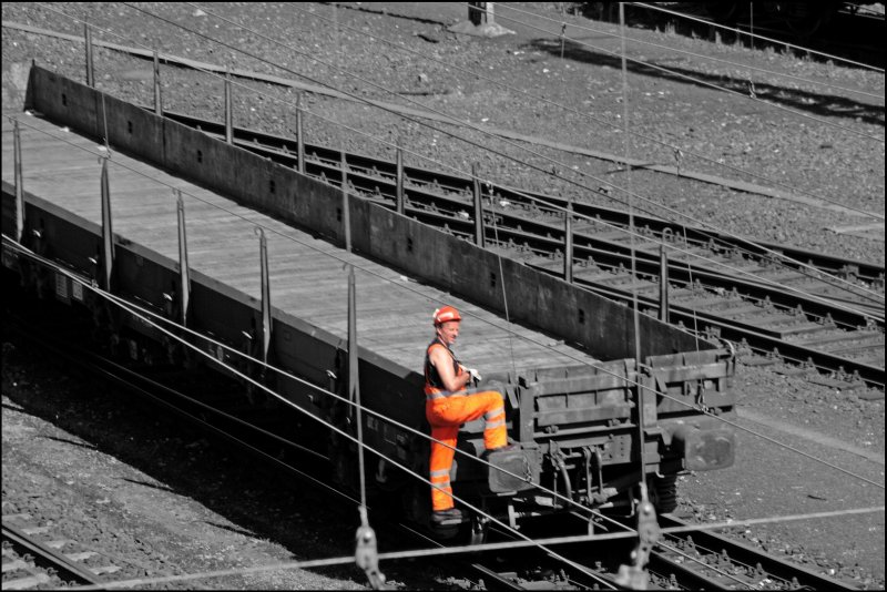 Impression Nr. II: Bei sommerlichen Temperaturen rangiert der Rangierer mittels Funkfernsteuerung durch den Rangierbahnhof Hagen-Vorhalle. (10.05.2008)
