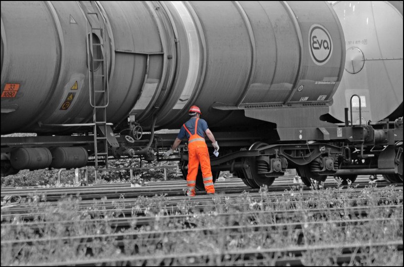 Impression im Rangierbahnhof Hagen-Vorhalle: Der Rangierer lsst die Luft aus den Bremsen damit die Waggons gleich ber den Ablaufberg gedrckt werden knnen. Laut Gefahrennummer 33_1090 wird in dem Kesselwagen Aceton transportiert. (24.05.2008)
