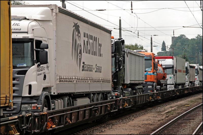 Impression einer RoLa in Brixlegg. Dieser serbische Scania kommt aus Italien und benutzt auf dem Weg nach Deutschland die RoLa bis Wrgl. (08.07.2008)
