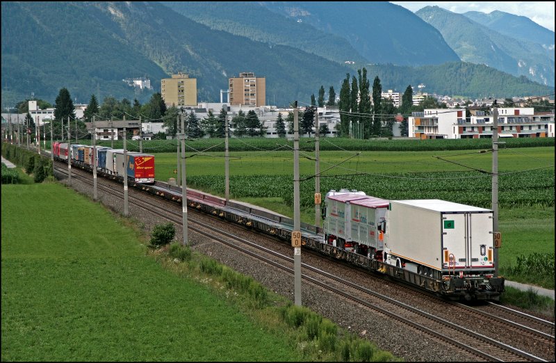 Impression einer Rollende Landstra�e: 10 Trucks nutzen diese RoLa, bestehend aus 17 Niederflurwagen, von Trento nach W�rgl. (08.07.2008)
