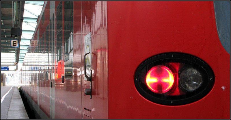 Impression Triebzug der BR 425 - 

Version Jonas mit Schlußlicht, geschlossen Türen, Spiegelung und stärkerer Tiefenschärfe. 

Stuttgart Hauptbahnhof, 12.04.2009