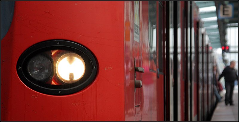 Impression Triebzug der BR 425 -

Version Matthias mit Scheinwerfer, offenen Türen, Personen und Schärfe auf dem Scheinwerfer. 

Stuttgart Hauptbahnhof, 12.04.2009