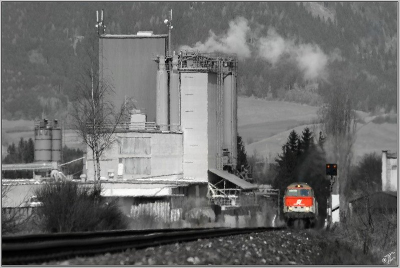 Impression der Vierfachtraktion Dieselloks, bestehend aus 2143 062,044 und 2016 062,056 welche mit G�terzug 55557 von Zeltweg nach Frantschach f�hrt. 
Wei�kirchen 25.03.2009