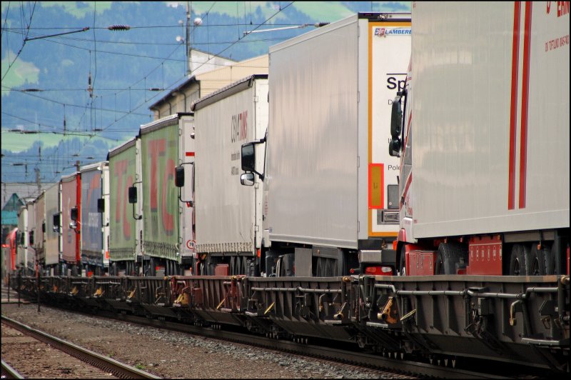 Impression einer vollen RoLa vom Brennersee nach Wrgl. Abgelichtet in Schwaz. Schn das es einige Speditionen gibt die etwas Umweltbewust denken.... (04.07.2008)
