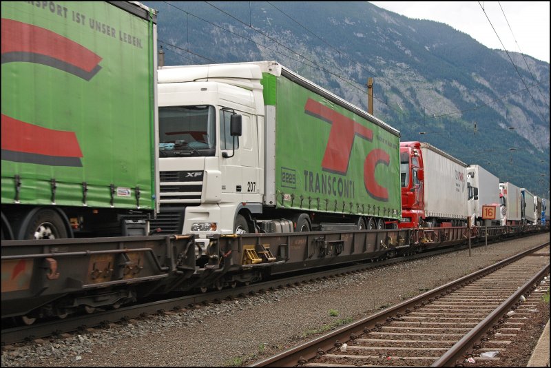 Impression einer vollen RoLa: Einer der regelmigen Nutzer der RoLa ist die Spedition TC Transconti,  Transport ist unser Leben . Hier abgelichtet am 04.07.2008 in Schwaz.
