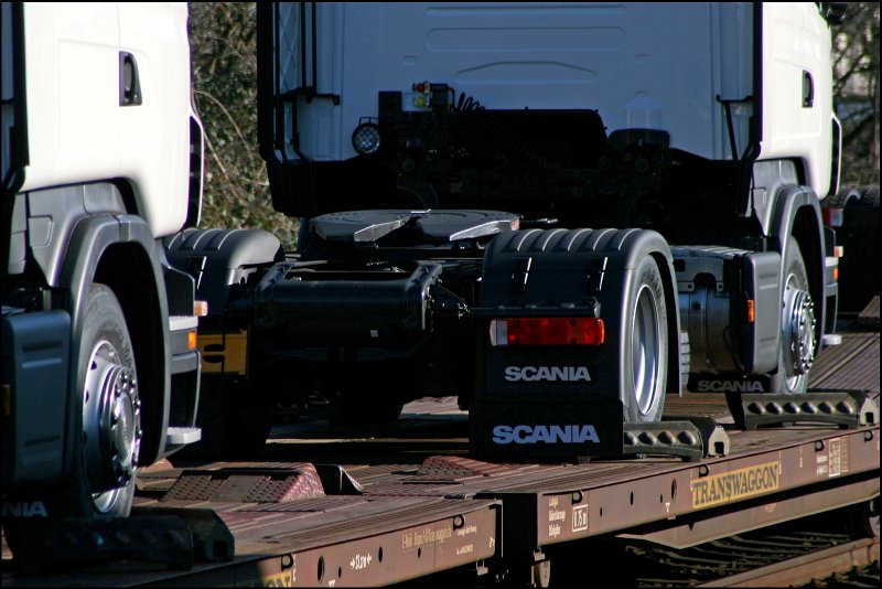 Impression zwischen SCANIA und TRANSWAGGON. Die Sicherung der Fahrzeuge erfolgt mittels Schwenkriegeln.(09.02.2008)
