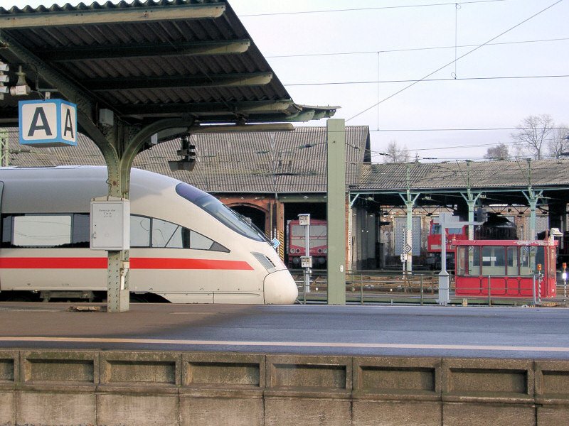 Impressionen im Herbst 2003: Vorne ein ICE-T in Richtung Kassel, hinten das BW (als es noch gefllt war / Bebra 2003).