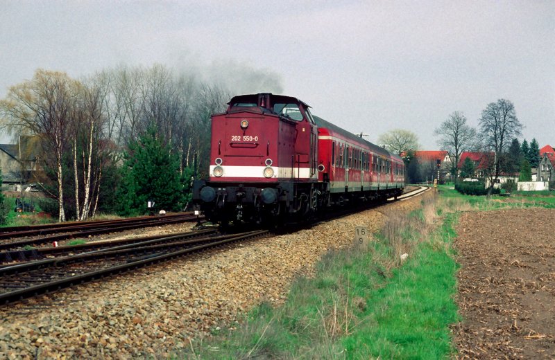 In 2000 kam es immernoch dazu, dass bei Ausfall einer Br219 wieder mit einer Br202 auf Strecke Dresden-Koenigsbrueck gefahren wurde. Am 15. April fuhr 202 550-0 mit einer RegionalBahn aus Koenigsbrueck an einem Gleisanschluss bei Lausnitz vorbei.