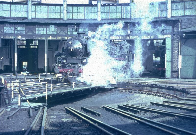 In den 60er Jahren kamen die Parade-Loks vom Mindener Versuchsamt h�ufig nach Frankfurt a.M. wie hier 18 316 im BW 2 der Mainstadt.