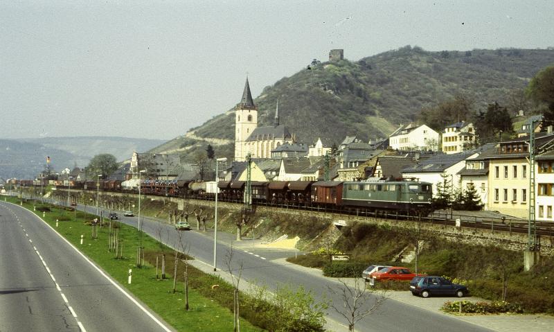 In den 70er und 80er Jahren wurde die Rheinfront der Gemeinde Lorch grundlegend neu angelegt. Von der Fugngerbrcke hatte man einen schnen Blick auf die Bahnstrecke und die historischen Gebude der Altstadt von Lorch. Heute ist inzwischen alles zugewachsen und diesen Gterzug mit einer E 150 kann mann so nicht mehr ablichten.