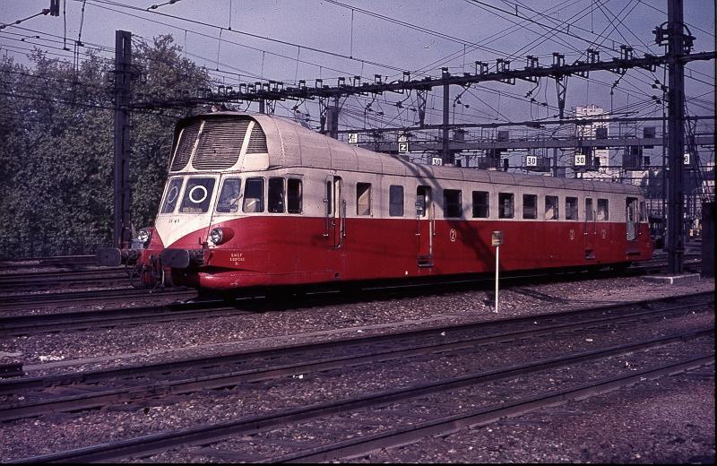In den 70er Jahren gab es eine  F�lle von Triebwagen bei der SNCF die nach Bauarten schwer einzuordnen waren hier gesehen in Dijon Bhf.