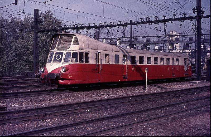 In den 70er Jahren gab es eine  Flle von Triebwagen bei der SNCF die nach Bauarten schwer einzuordnen waren hier gesehen in Dijon Bhf.